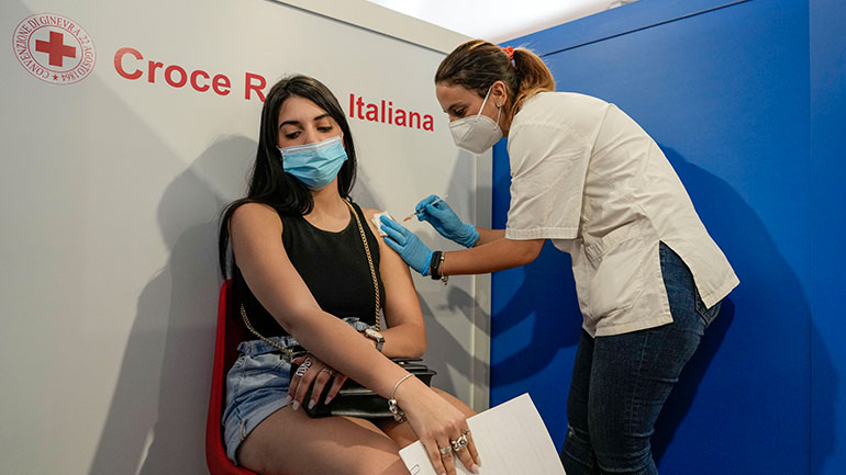 Ιταλία: Άνοιξε η πλατφόρμα εμβολιασμού και για τους εφήβους 12-15 ετών